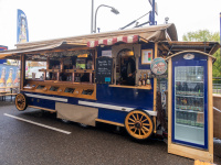 Traditioneller Bierwagen mit bayerischem Bierangebot beim Bürgerfest zum Tag der Deutschen Einheit 2023 in Saarbrücken, Verkaufsstand im Holzdesign.