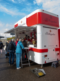 Rotkäppchen-Sektstand mit Besuchern beim Bürgerfest zum Tag der Deutschen Einheit in Saarbrücken, Verkostung regionaler Getränke.