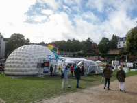 Großes weißes Kuppelzelt des Freistaats Thüringen mit Besuchergruppen, Präsentationsfläche im Freien.