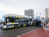 Bus und Infostand der Polizei Saarland mit Slogan „Komm ins Team“ beim Bürgerfest.