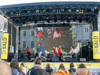 Tanzgruppe auf der Radio-Salü-Bühne, junge Menschen führen eine Choreografie vor, große LED-Wand im Hintergrund.