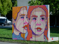 Großflächiges buntes Streetart-Gemälde von zwei Gesichtern mit roten Haaren