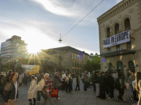 Platz mit Menschenmenge vor der Europa-Galerie Saarbrücken, Banner „Made in Europe“ hängt am Gebäude.