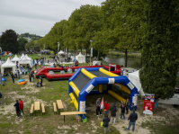 Festgelände an der Saar mit weißen Zelten, bunten Spiel- und Sportmodulen sowie vielen Besuchern.
