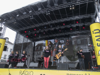 Live-Auftritt auf der Radio-Salü-Bühne mit Band und Sängerin, große LED-Leinwand im Hintergrund.