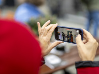 Hände halten Mobiltelefon und filmen 