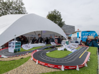 Carrera-Rennbahn im Zelt beim Bürgerfest Saarbrücken, Besucher sehen zu,