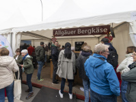 Stand mit Allgäuer Bergkäse im Zelt