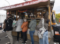 olzstand mit Leberkäs, Hirsch- und Gamswürsten sowie Allgäuer Spezialitäten