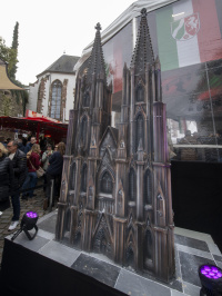 Modell des Kölner Doms mit zwei Türmen vor Infozelt