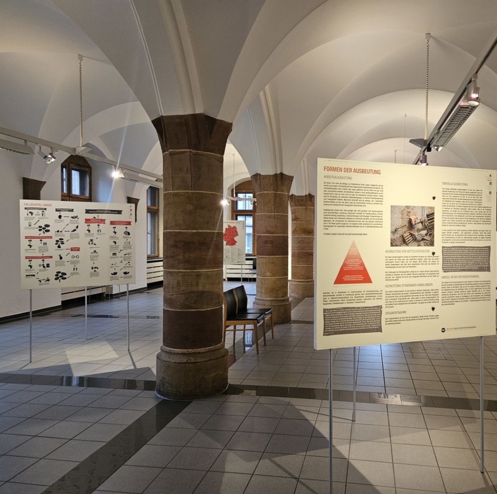 Blick in den Hauberrisser Saal mit Ausstellungstafeln