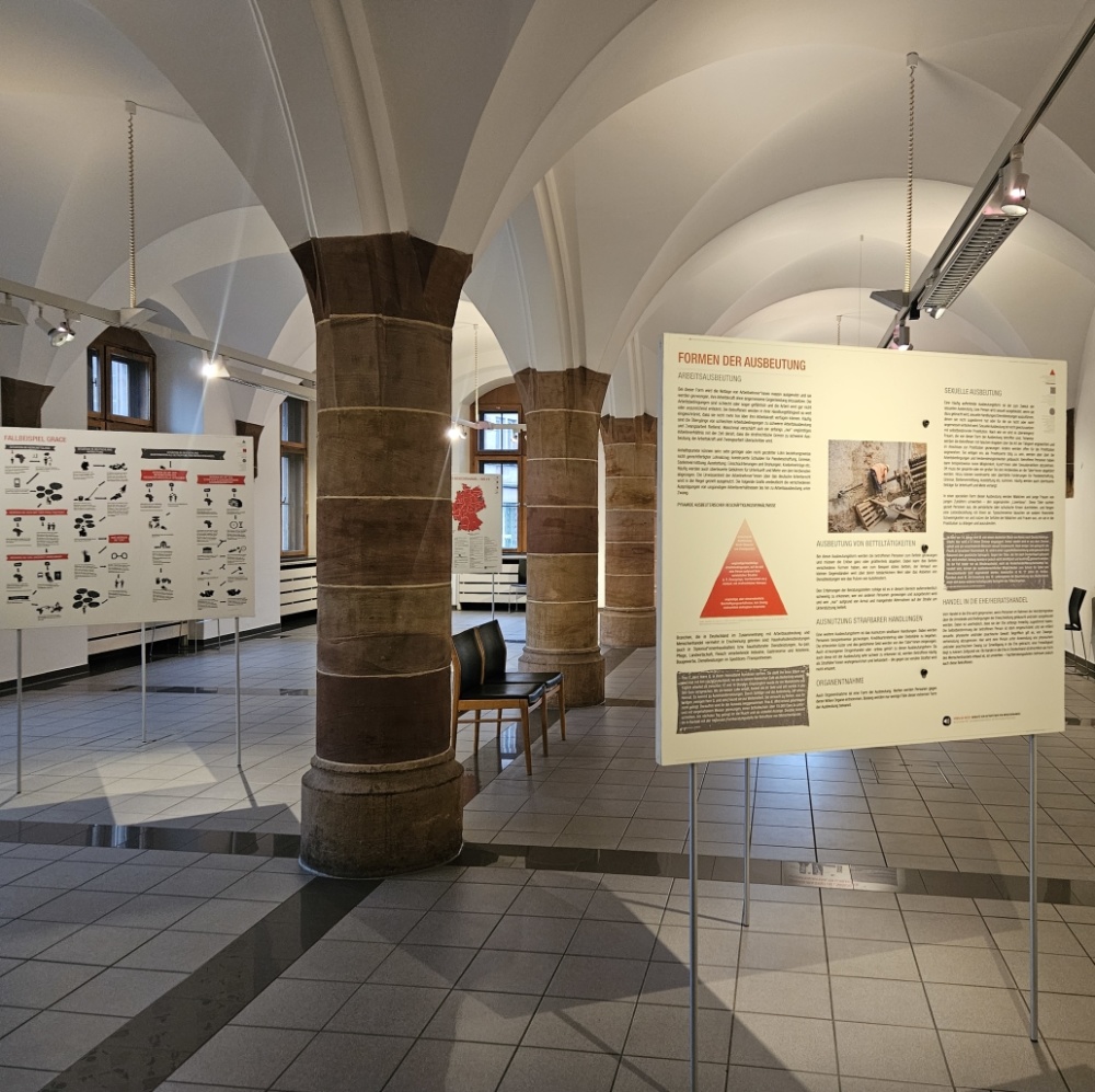 Blick in den Hauberrisser Saal mit Ausstellungstafeln
