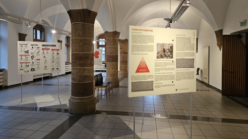 Blick in den Hauberrisser Saal mit Ausstellungstafeln