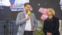 Oberbürgermeister Uwe Conradt und Ministerpräsidentin Anke Rehlinger bei der Eröffnung des Bürgerfestes zum Tag der Deutschen Einheit Ein Mann mit Mikrofon und eine Frau stehen auf einer Bühne