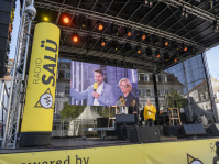 Drei Leute auf einer Bühne