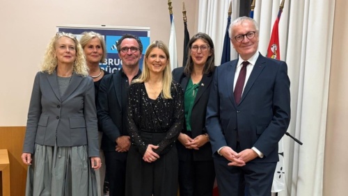 Delegation aus Saarbrücken in Nantes mit geladenen Gästen, Oktober 2025 Vier Frauen und zwei Männer auf dem Podium im Nanteser Rathaus