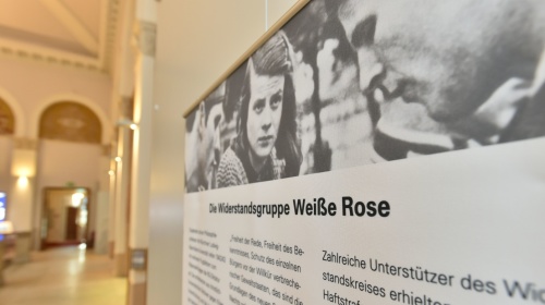 Blick auf eine Ausstellungstafel der Ausstellung Die Weiße Rose Der Widerstand von Studenten gegen Hitler, München 1942/43 mit Bild von Sophie Scholl