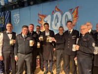 Eine Gruppe Männer mit Biergläsern in der Hand