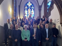 Ob 25 oder 40 Jahre Dienst – der Oberbürgermeister traf sich am 10. Oktober mit langjährigen Mitarbeiterinnen und Mitarbeiter der Landeshauptstadt Eine Gruppe Menschen steht auf einer großen Stufe mit einem roten Teppich