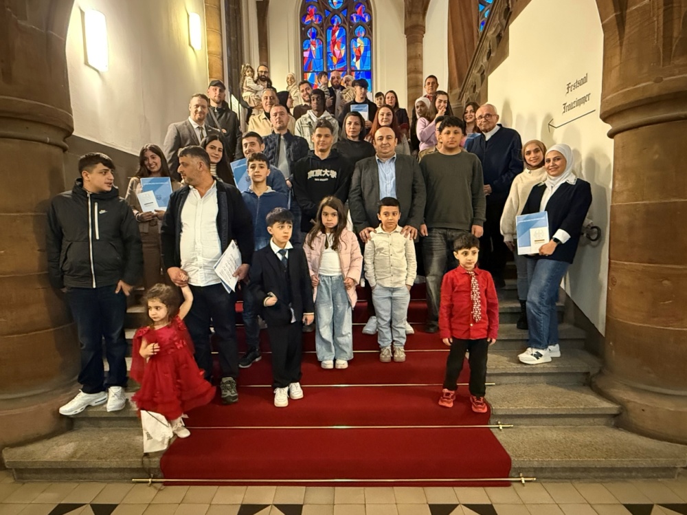 Einbürgerungsfeier 30.10.2025 Menschen auf der Rathausinnentreppe nach der Einbürgerungsfeier am 30. Oktober 2025