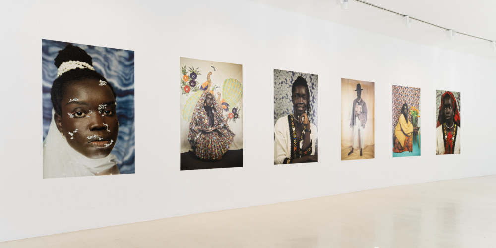 SUMM SUMM SUMM - kuratiert Kindern und Jugendlichen / Surat von Atong Atem/cLeon Fürtig SUMM SUMM SUMM