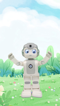 Der kleine, weiße Roboter Yanni steht auf einer Wiese und hebt die Arme