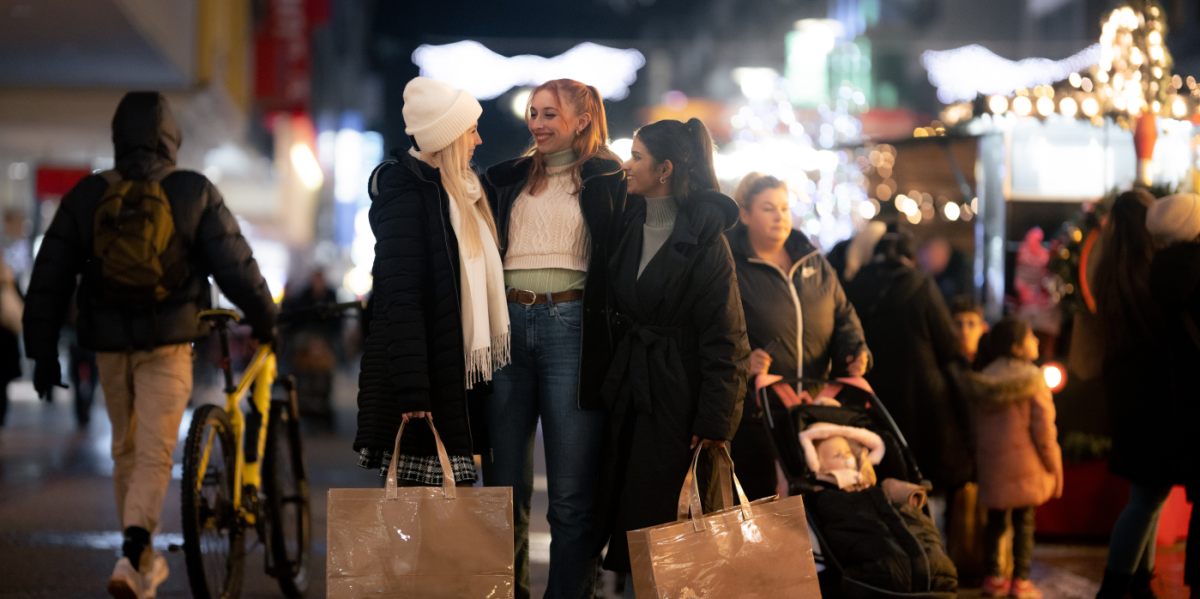 Drei Frauen im Winter beim Shoppen auf der Bahnhofstraße.