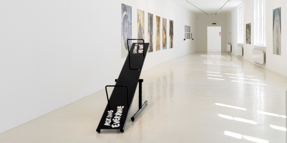 Ausstellungsraum der Stadtgalerie,  Controversy Teeter von Esra Gülmen