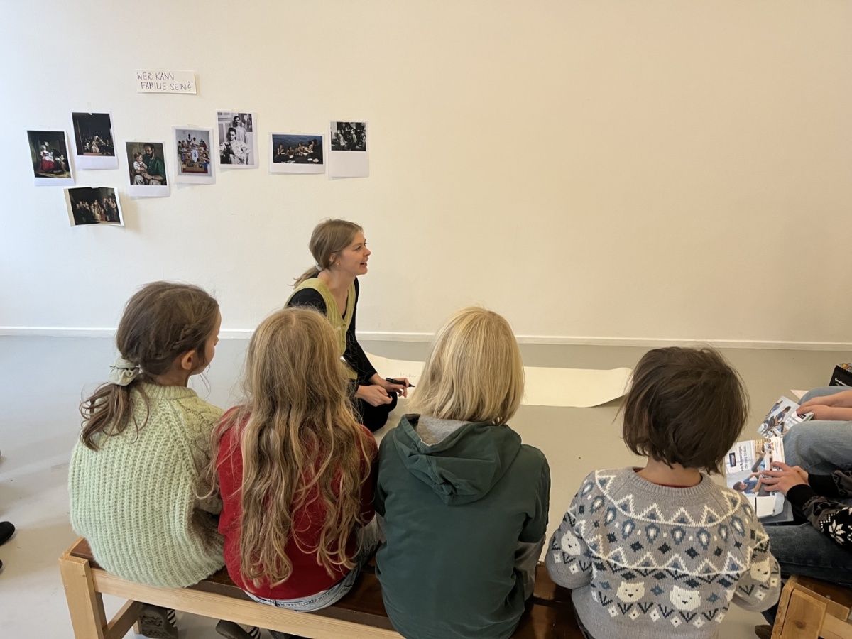 Kunstvermittlerin und Kinder im Sitzkreis