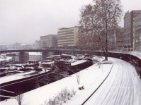Schneebedeckte Berliner Promenade.