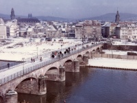 Die Alte Brücke mit Rathaus St. Johann und Basilika St. Johann im Hintergrund.