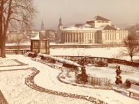 In Schnee gehüllter Schlossgarten mit dem Staatstheater im Hintergrund.