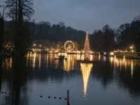 In einem See spiegeln sich die Lichter des dekorierter Geländes