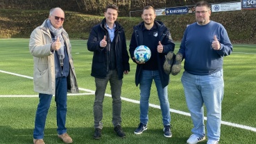 Sportamtsleiter Tony Bender und Bau- und Sportdezernent Patrick Berberich mit Vertretern des SV 19 Bübingen (v.l.n.r.) Image