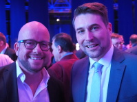 Zwei Männer lächeln in die Kamera