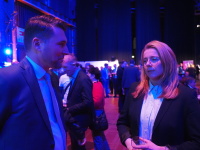 Ein Mann und eine Frau sprechen miteinander