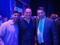 Drei Männer lächeln in die Kamera