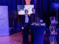 Zwei Frauen stehen an einem Stand