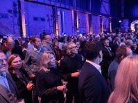 Menschen hören einer Rede zu