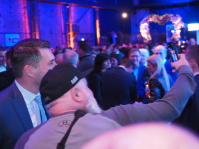 Zwei Männer machen ein Selfie