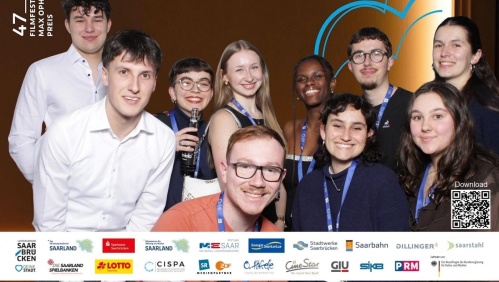 10 junge Menschen in der Fotobox des FFMOP