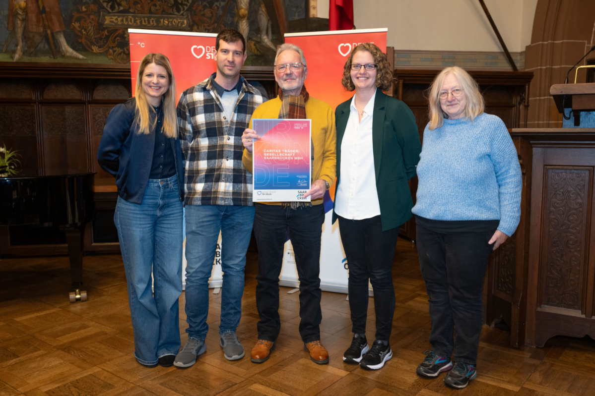 Preisträgerinnen und Preisträger halten Urkunde in Kamera und lächeln