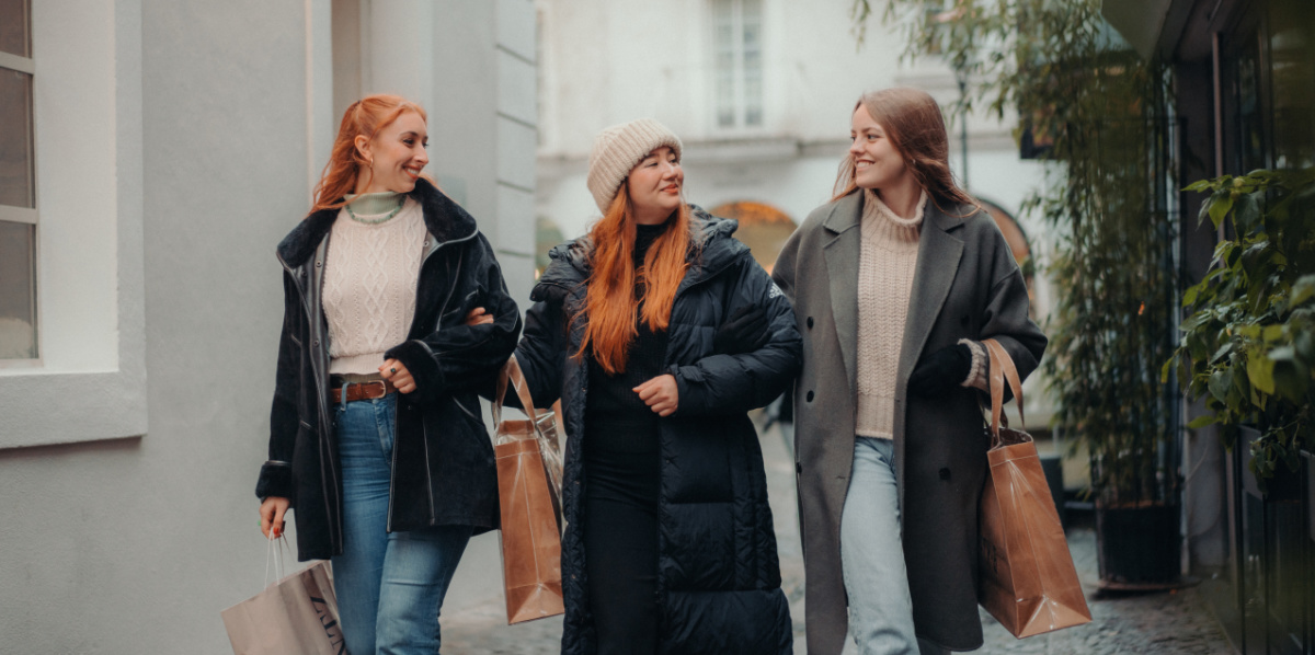 Drei Frauen im Winter in der Fröschengasse.