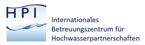 Blaue Wellen mit Schrift: HPI, daneben ausgeschrieben Internationales Betreuungszentrum für Hochwasserpartnerschaften Blaue Wellen mit Schrift: HPI, daneben ausgeschrieben Internationales Betreuungszentrum für Hochwasserpartnerschaften