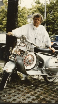 Adolf Nass mit einer Vespa. Lächelnder Mann mit einer Vespa.