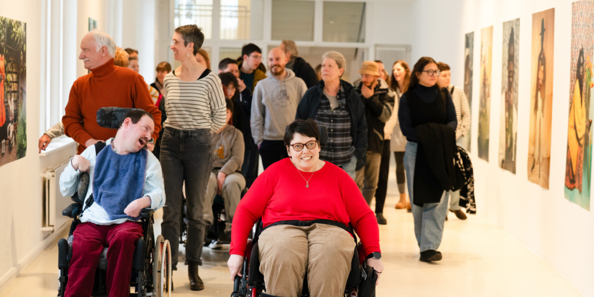 Inklusive Führung in der Stadtgalerie Menschen in der Ausstellung SUMMSUMMSUMM