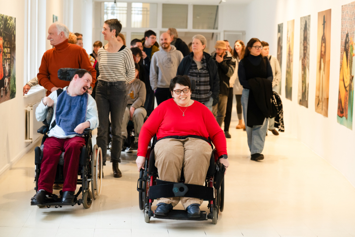 Menschen in der Ausstellung SUMMSUMMSUMM