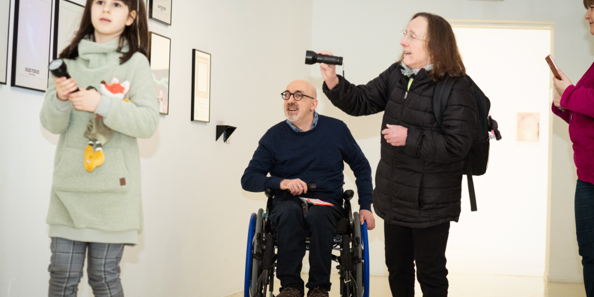 Menschen in der Ausstellung SUMMSUMMSUMM