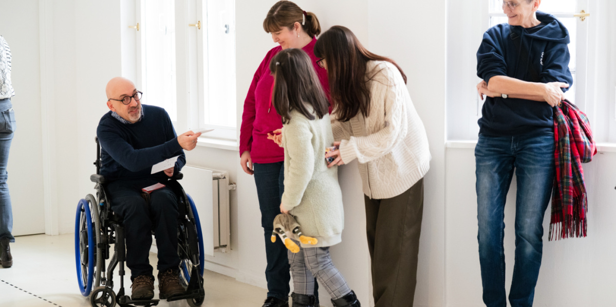 Menschen in der Ausstellung SUMMSUMMSUMM