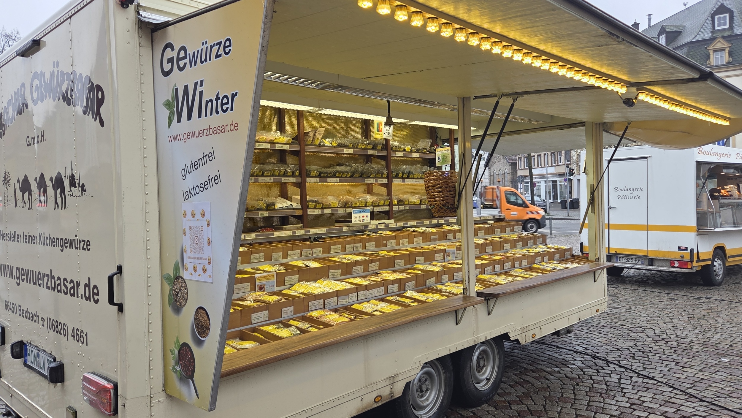 Offener, beleuchteter Wagen voller Gewürztüten